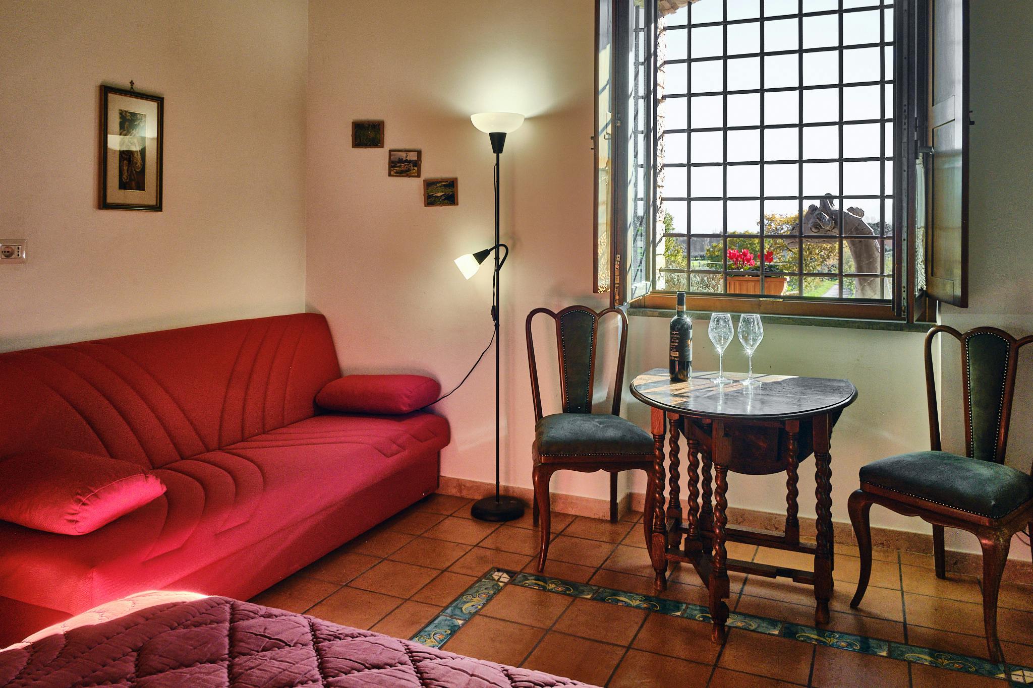 Divano Letto e Giraffa alla Finestra