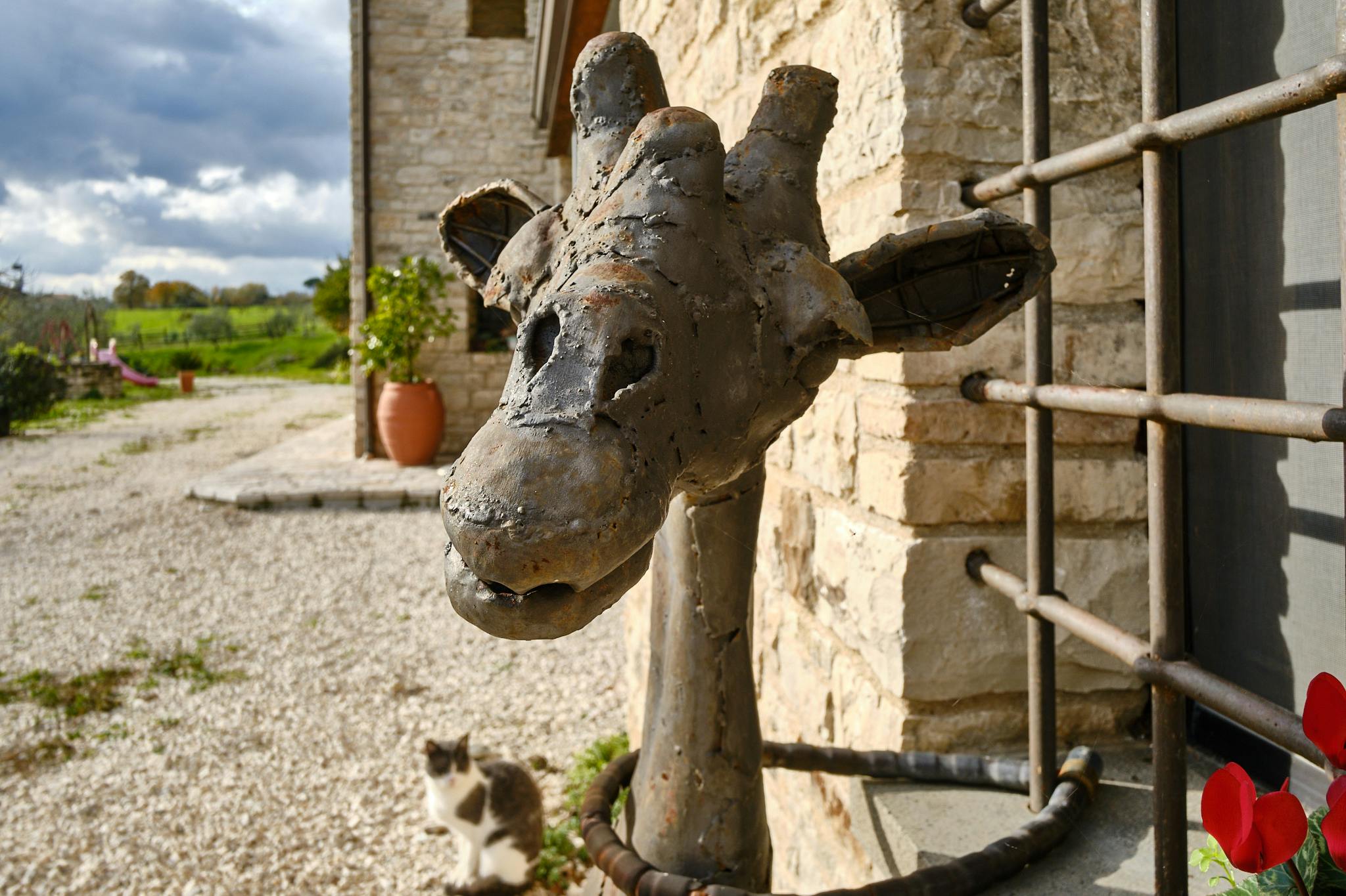 Esta jirafa de hierro de Kenia se encuentra fuera del chalet rural de Tenuta le Pietre.