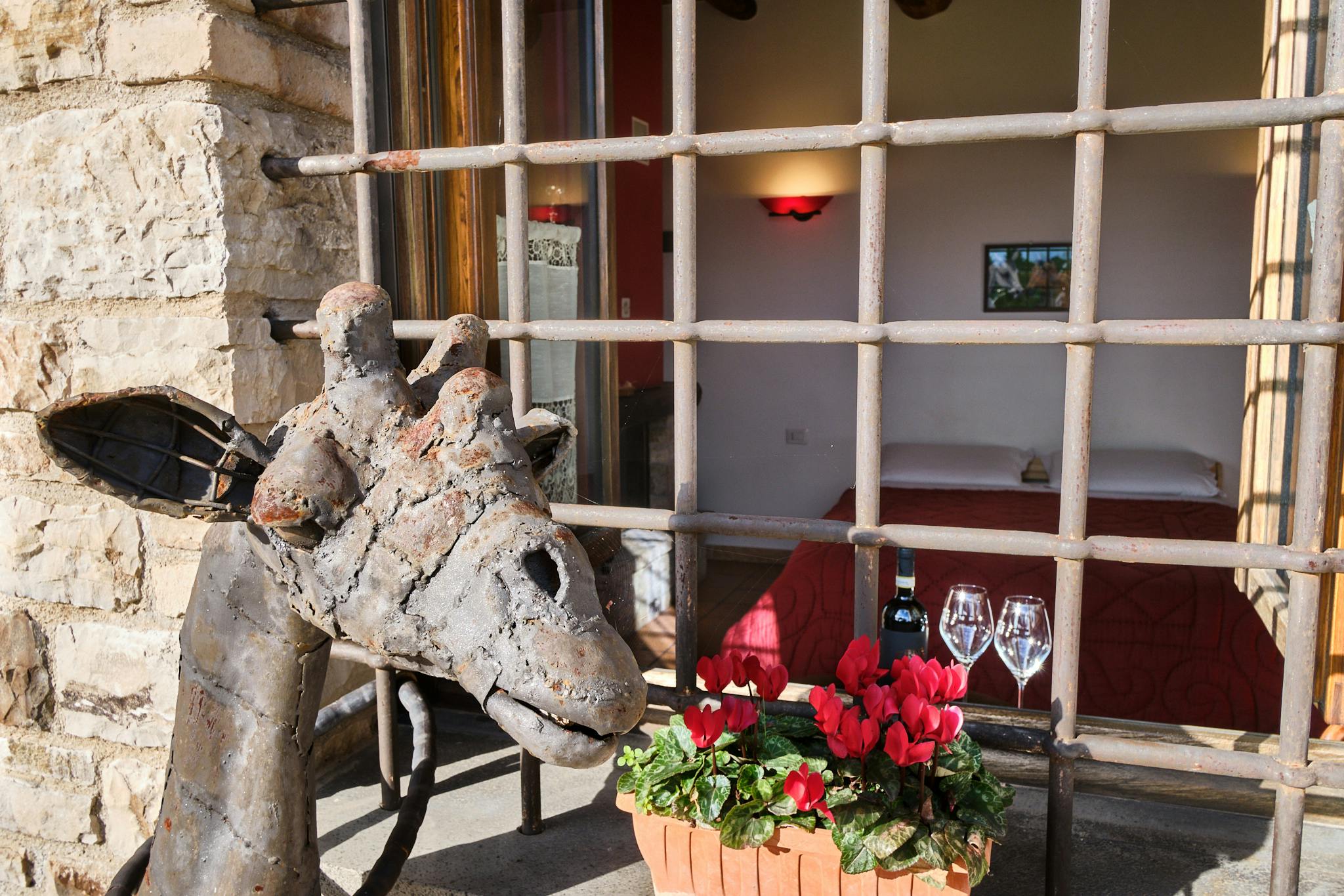 La Giraffa di Ferro alla Finestra